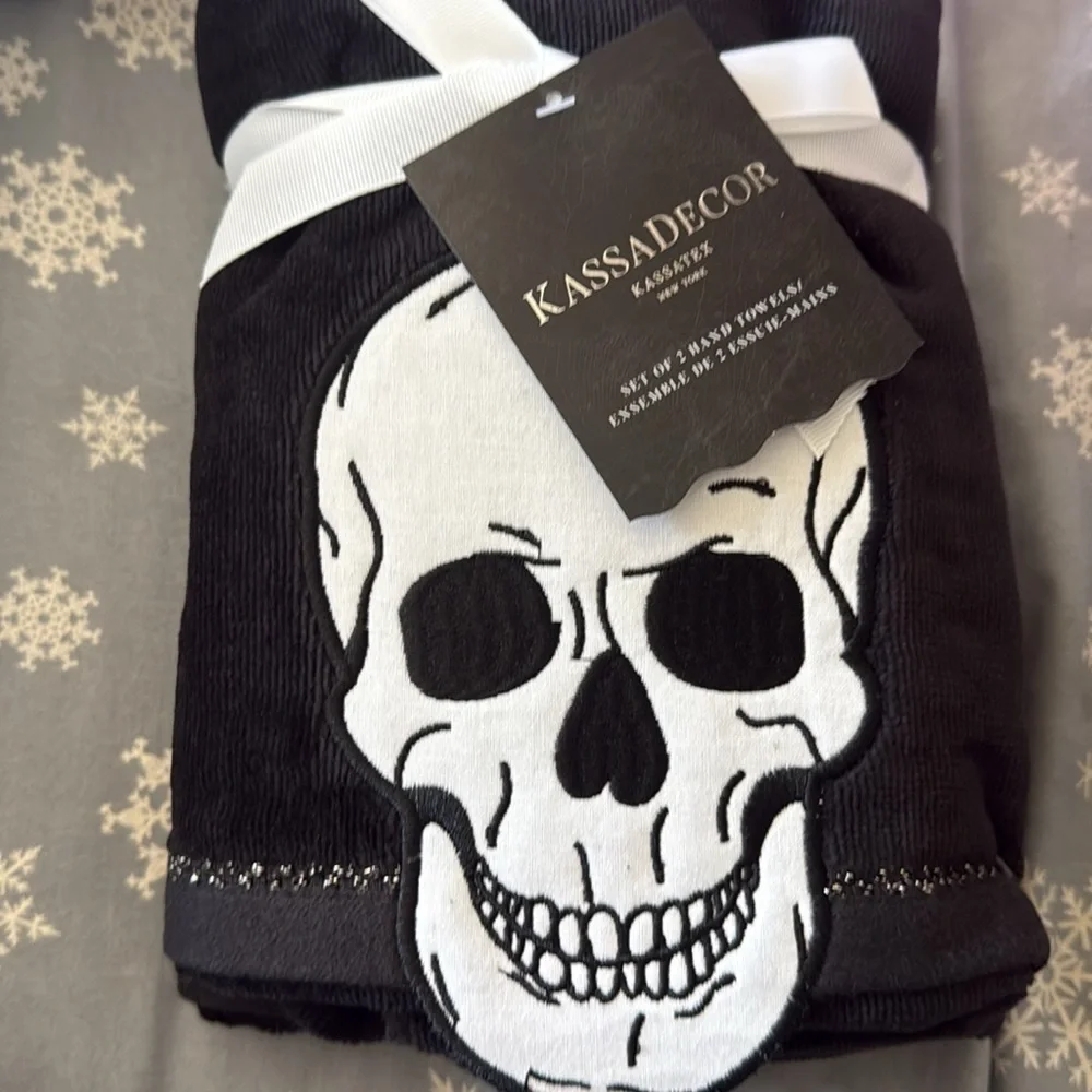 NWT SET OF 2 SKULL 💀  Bathroom Hand Towels 2025